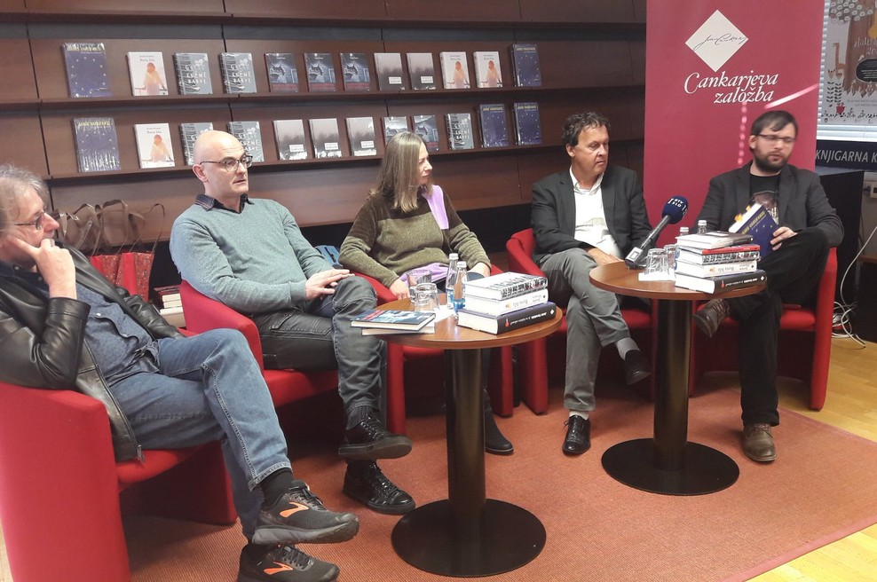 Pri Cankarjevi založbi tudi nov roman Javierja Mariasa in zbirka zgodb Vinka Möderndorferja (foto: Twitter @Mladinska_MK)