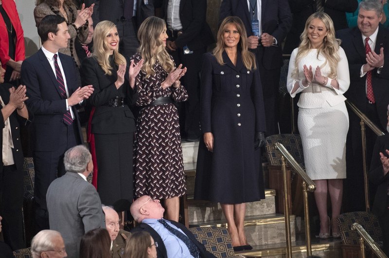 Melania Trump blestela v temni obleki, Tiffany Trump pa v  beli (foto: Profimedia)