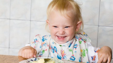 V otroških kašicah pogosto preveč dodanega sladkorja in nepotrebnih aditivov