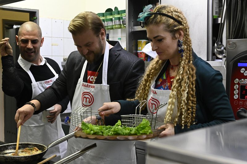 Gašper Kramar je znova 
objujal kuharske veščine 
ob pomoči Tiborja in Anne. (foto: PRIMOZ PREDALIC)