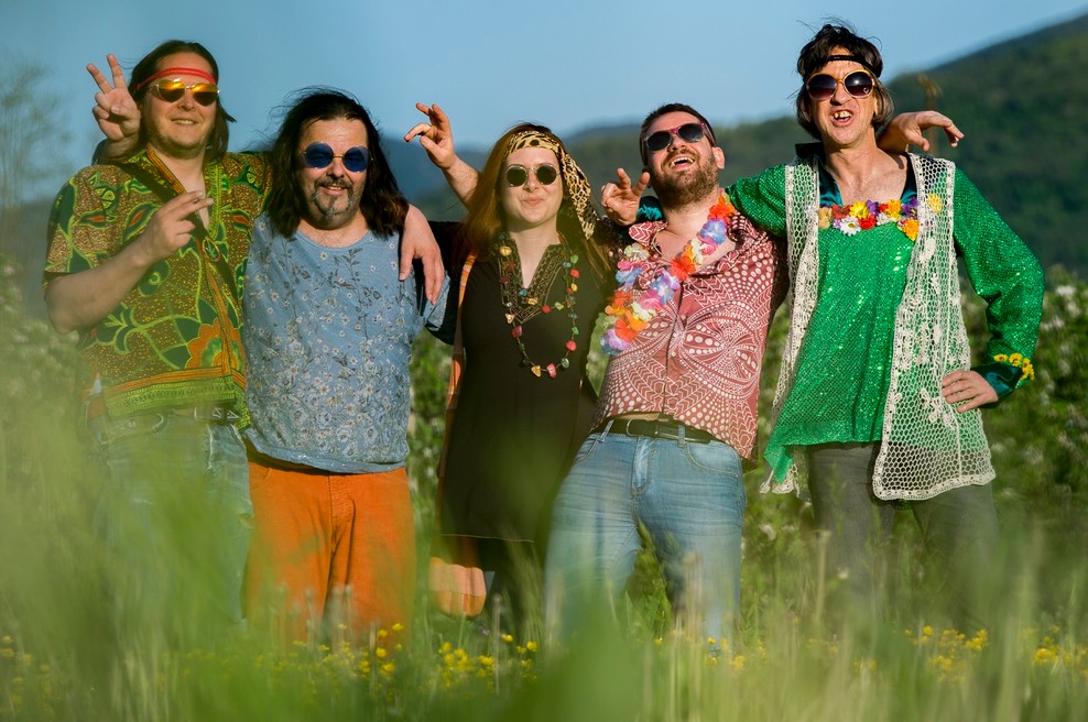 Zmelkoow po dveh razprodanih koncertih v slogu Flower-Powerja še v Kranj (foto: arhiv Zmelkoow)