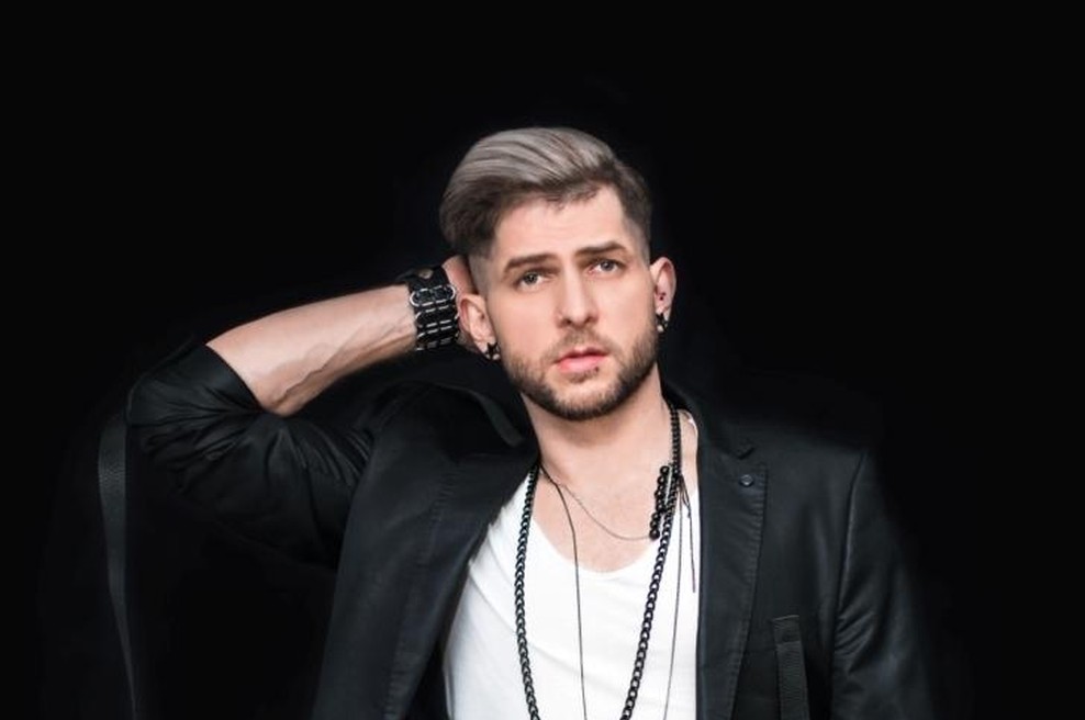 Klemen je zelo vešč pred mikrofonon, če ne v radijskem studiu, pa na odru. (foto: OSEBNI ARHIV)
