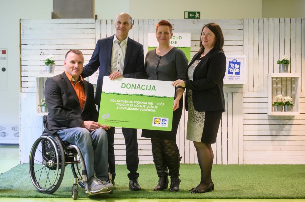 Otroci na rehabilitaciji dobili nov poligon za učenje vožnje z invalidskimi vozički (foto: Lidl Press)