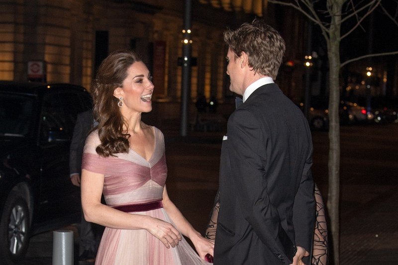 Kate Middleton verjetno še nikoli ni imela tako vitkega pasu (foto: Profimedia)
