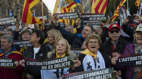 Pod sloganom Samoodločba ni zločin so v Barceloni protestirali proti sojenju katalonskim voditeljem