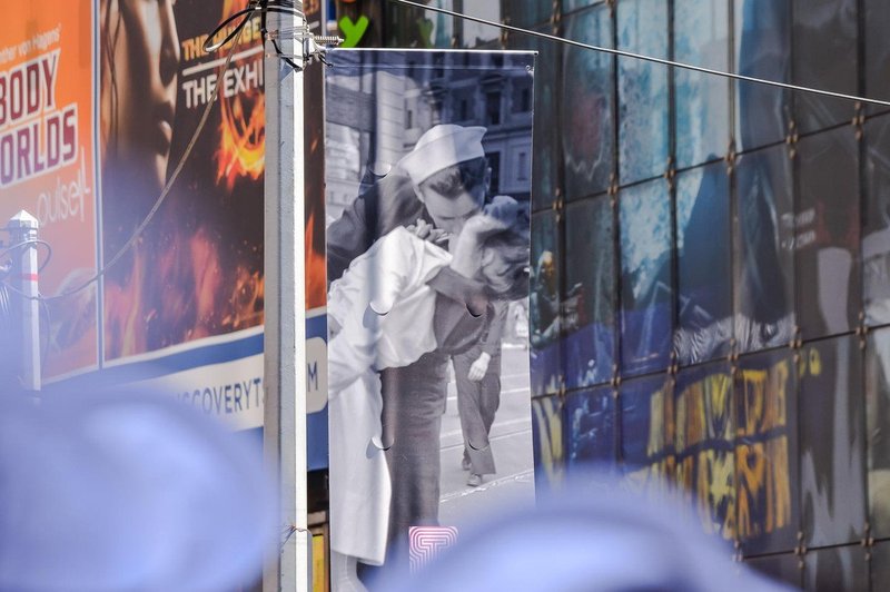 Umrl mornar z znamenite fotografije poljuba z medicinsko sestro (foto: profimedia)