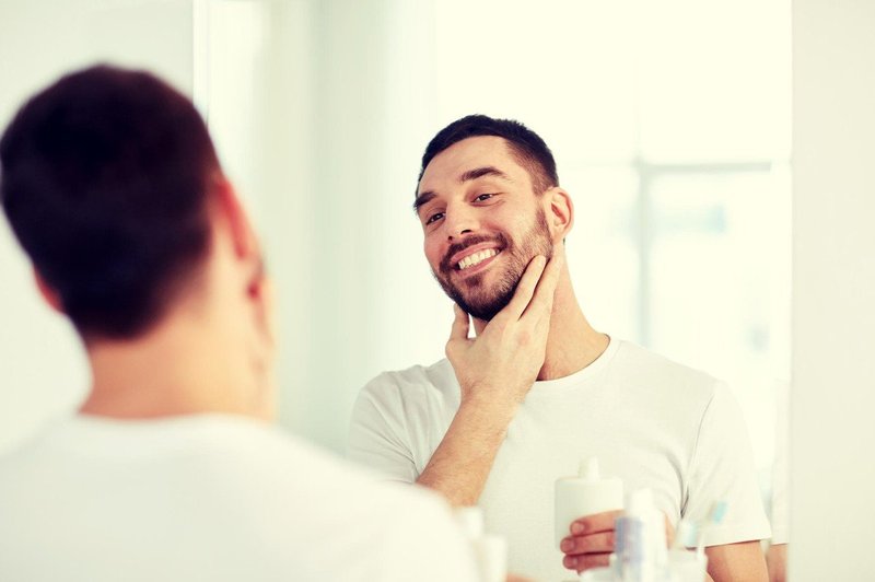 Moški naj se brijejo pred zajtrkom, saj tako obstaja manjša možnost, da se porežejo (foto: profimedia)
