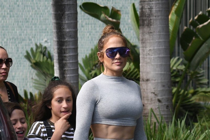 Jennifer Lopez čedalje bolj seksi: Tokrat zaplesala ob drogu! (foto: Profimedia)