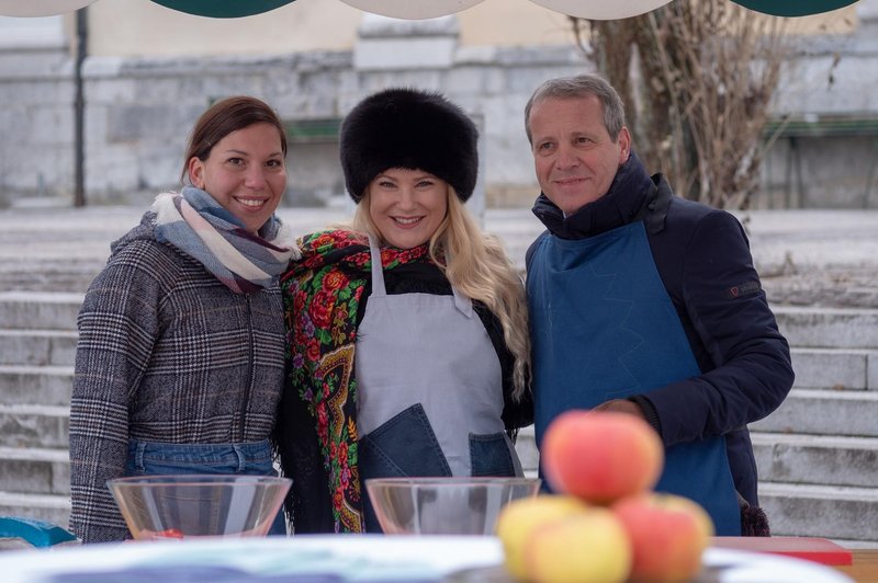 Pri pripravi recepta enolončnice ljubljanski čušpajz, katere ekipo je vodil Igor Šoltes, sta pomagali Danica Lovenjak in Estera Popovič. (foto: DAVID VOJVODIč)