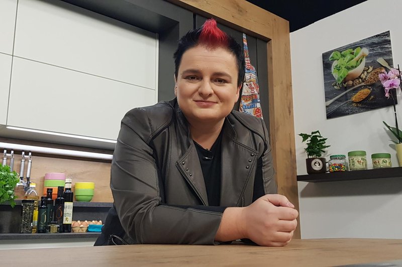Martina Ipša po novem vodi kuharsko televizijsko oddajo Gurmanski izziv z Martino! (foto: STANDUPSI.COM)