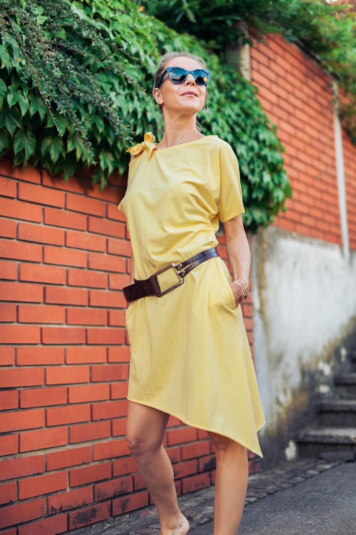 Sonja Ravbar se slika kar sama z daljincem v roki - Govori.se