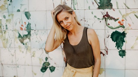 Sonja Ravbar se umetniško razvija ob fotografiji in dizajnu.