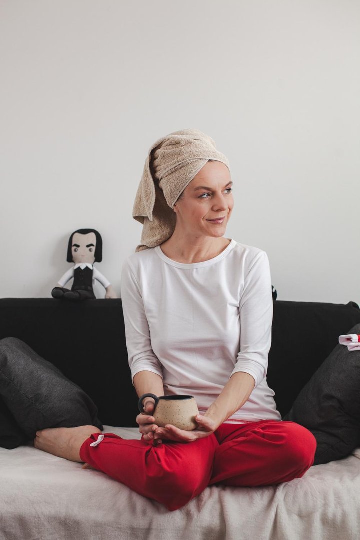 Sonja Ravbar se slika kar sama z daljincem v roki - Govori.se
