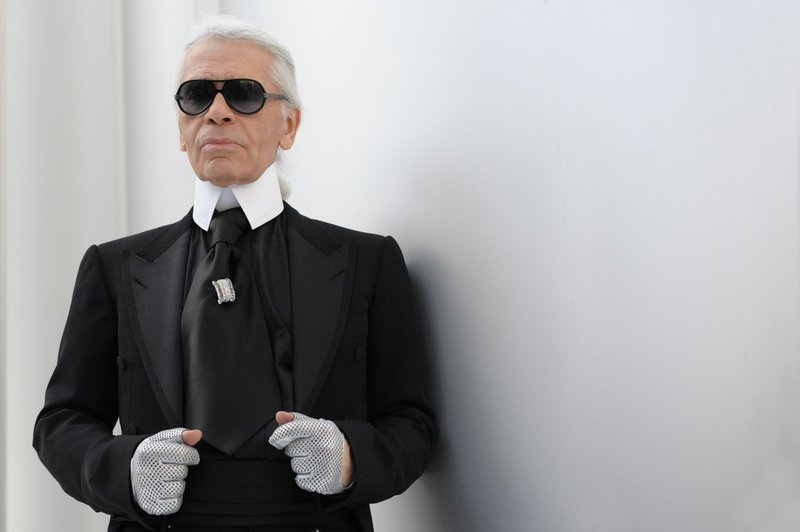 Zakaj je legendarni Karl Lagerfeld vedno nosil rokavice? (foto: Profimedia)
