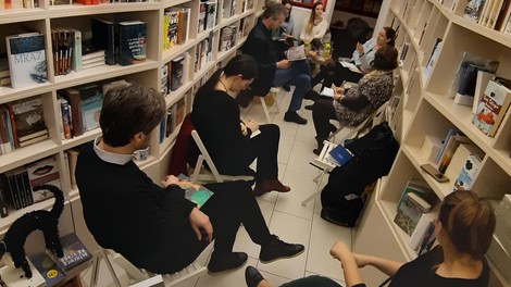 Čajanka knjižnih blogerk in blogerjev v Beletrinini knjigarni