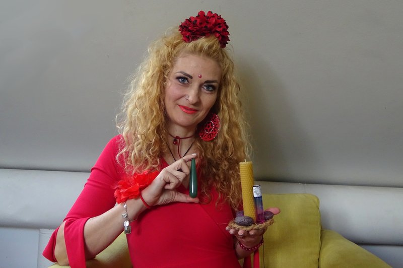 Anna Paynich: S pomočjo eliksirja, kristala in sveče do spolnega vrhunca!? (VIDEO) (foto: Aleš Rod)