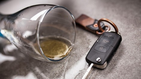 Ironija usode: Pijana voznica se je zaletela v oglas, ki spodbuja k vožnji brez alkohola!