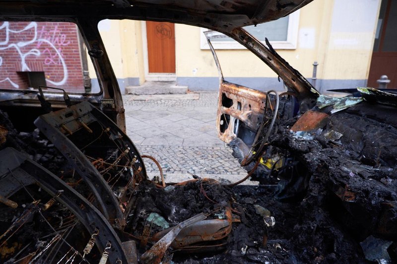 Bizarna delovna nesreča v Slavoniji: Kuril plevel in zažgal avtomobil! (foto: profimedia)