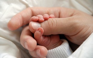 Znana slovenska novinarka pokazala svojega dojenčka in razkrila njegovo ime