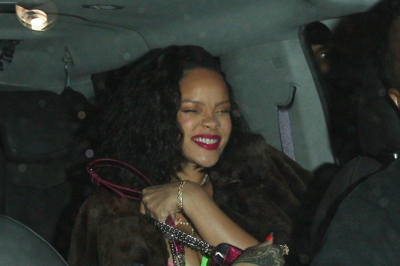 Rihanna po tem, ko je odšla iz restavracije Wally's, kjer je praznovala svoj 31. rojstni dan. (foto: Profimedia)