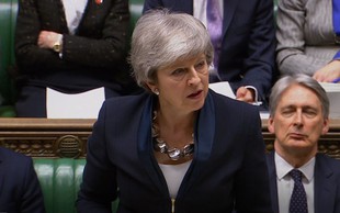 Britanski poslanci potrdili premierkin predlog o možnosti preložitve brexita
