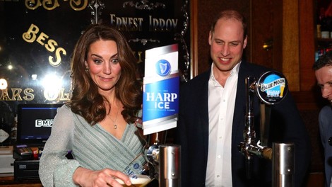 Kate Middleton odšla v bar in si sama natočila pivo