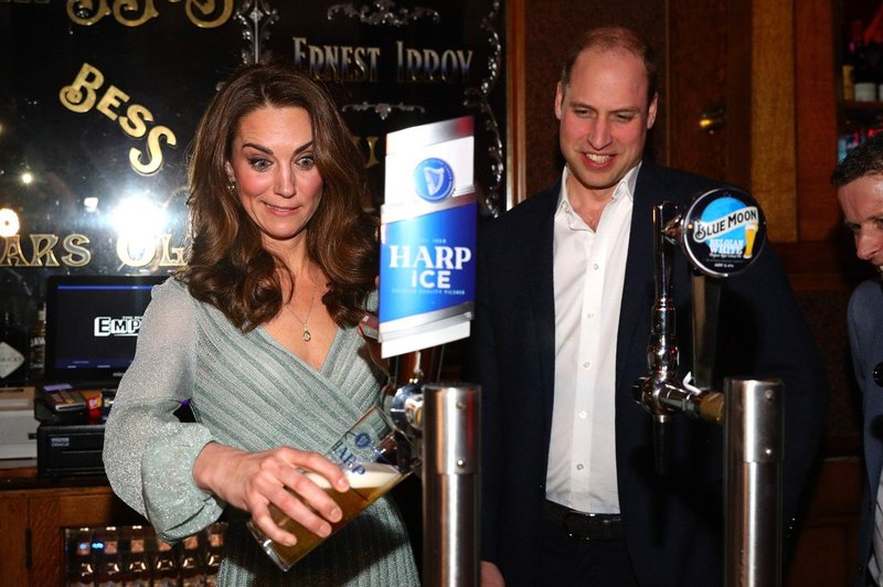 Kate Middleton odšla v bar in si sama natočila pivo (foto: Profimedia)