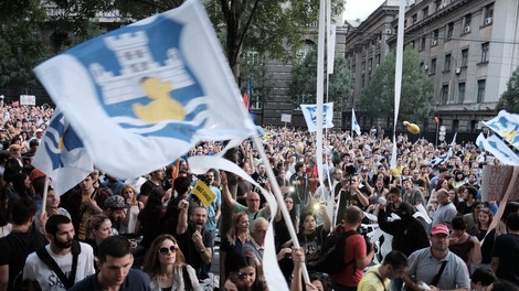 V Srbiji vre: protesti se nadaljujejo in širijo, po Beogradu lepijo nalepke z Vučićevimi lažmi