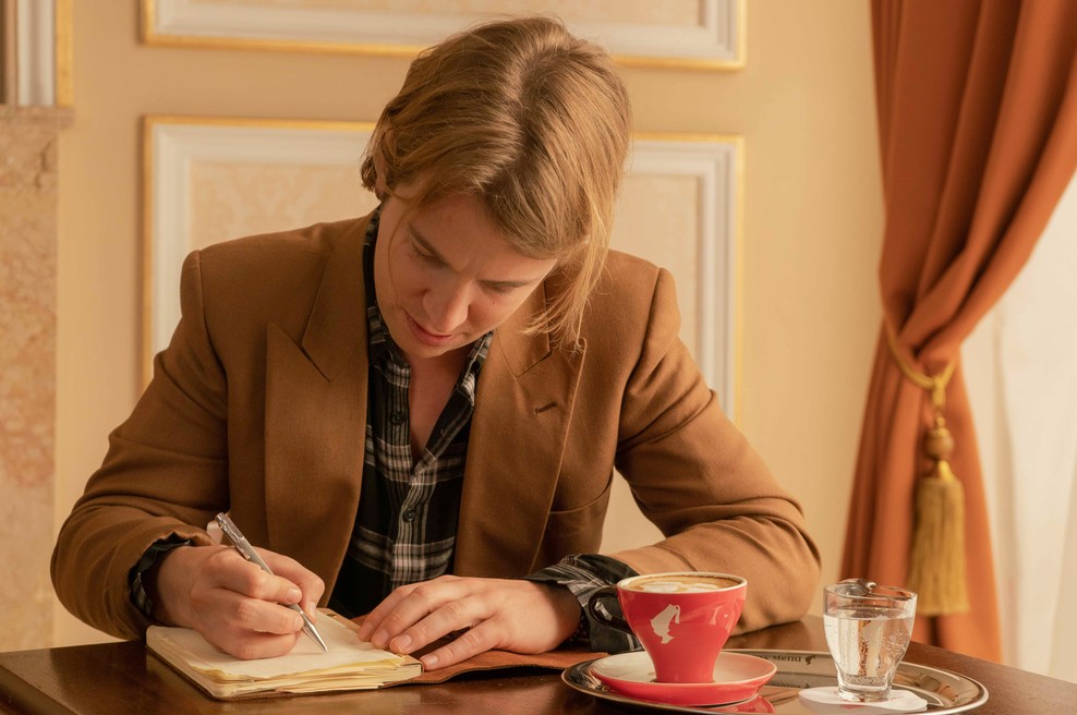 Plačaj z verzom 2019: do jutranje kavice z nekaj malega navdiha! (foto: Tom Odell Press)