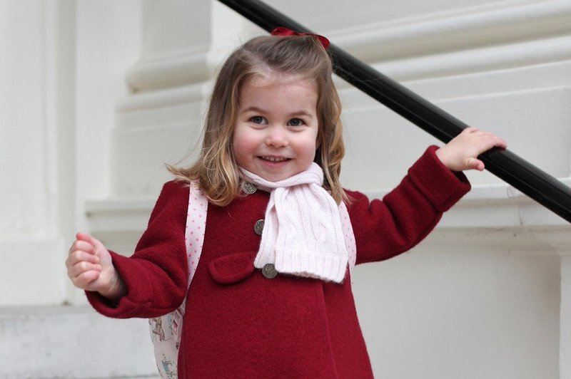 Princ William mali princesi Charlotte zjutraj rad ureja pričesko (foto: Profimedia)