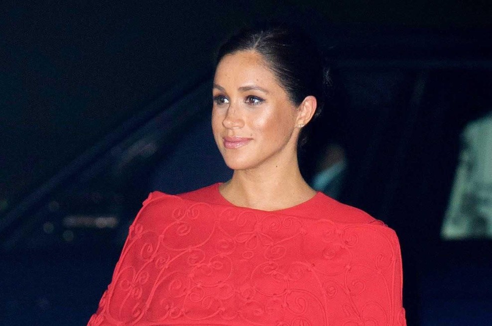 Meghan ob prihodu v Maroko v kreaciji znamke Maison Valentino. (foto: PROFIMEDIA PROFIMEDIA, GOFF PHOTOS)