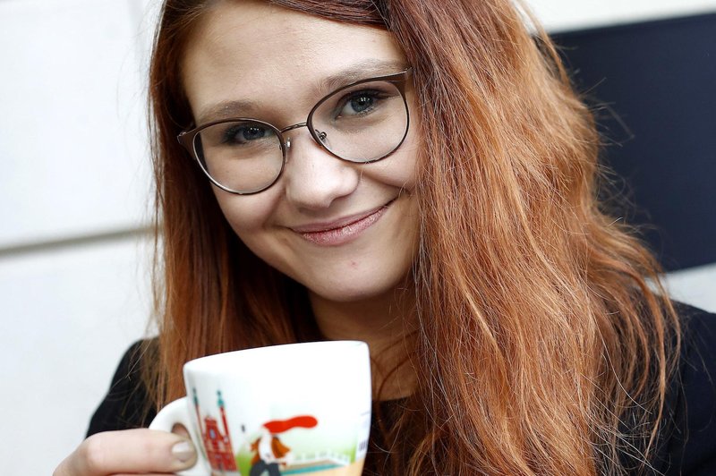 Sara Sešlar Naraks s skodelico z zmagovalnim motivom Sodobne kofetarice. (foto: OA)