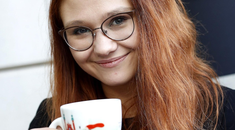 Sara Sešlar Naraks s skodelico z zmagovalnim motivom Sodobne kofetarice. (foto: OA)