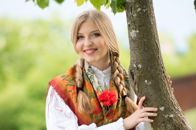 Nekdanja miss Slovenije Maja Zupan prisega na stare domače običaje! (foto: Grega Erzen)