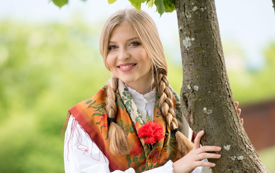 Nekdanja miss Slovenije Maja Zupan prisega na stare domače običaje! (foto: Grega Erzen)