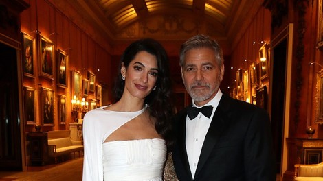 Amal Clooney blestela v 12 let stari beli obleki