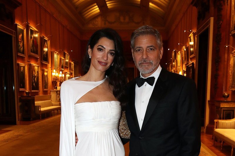 Amal Clooney blestela v 12 let stari beli obleki (foto: Profimedia)