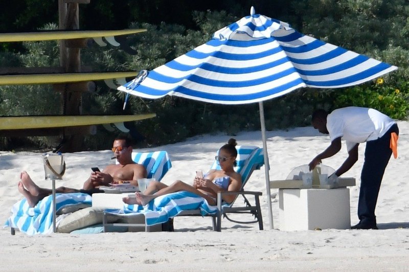 Jennifer Lopez se požvižga na govorice: Z zaročencem uživa na Bahamih! (foto: Profimedia)