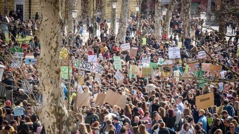 Ljubljana: Mladi na pisanem in glasnem protestu zahtevali podnebno pravičnost!