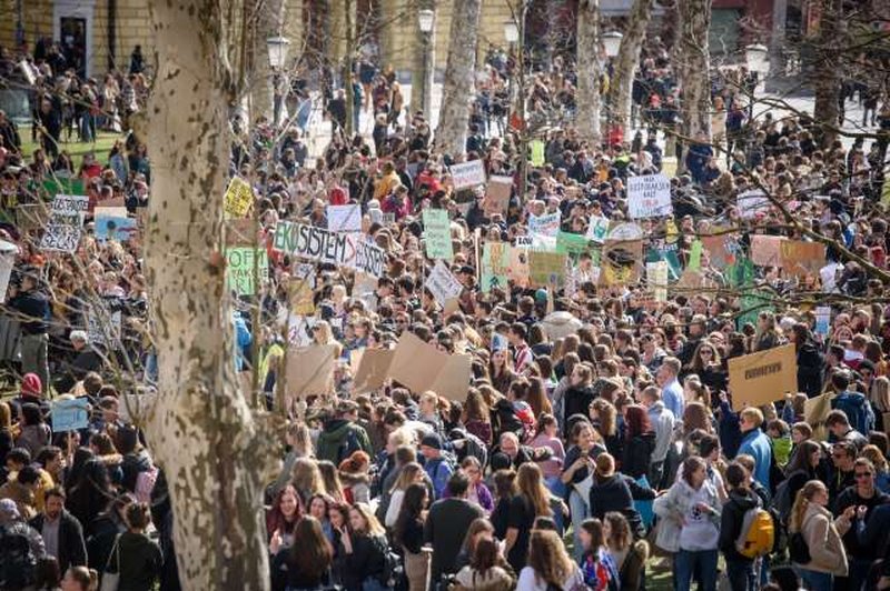 Ljubljana: Mladi na pisanem in glasnem protestu zahtevali podnebno pravičnost! (foto: STA)