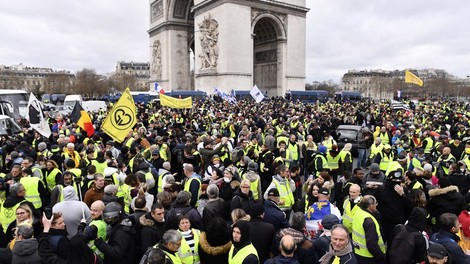 Nasilje in aretacije na protestih rumenih jopičev v Franciji