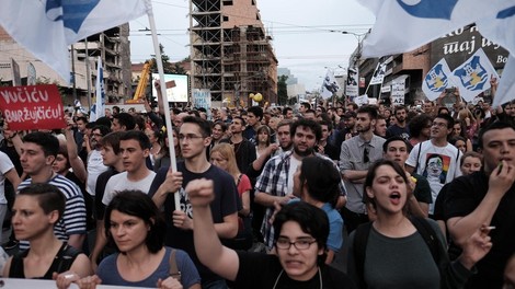 Protestniki obkolili predsedniško palačo in zahtevali Vučićev odstop