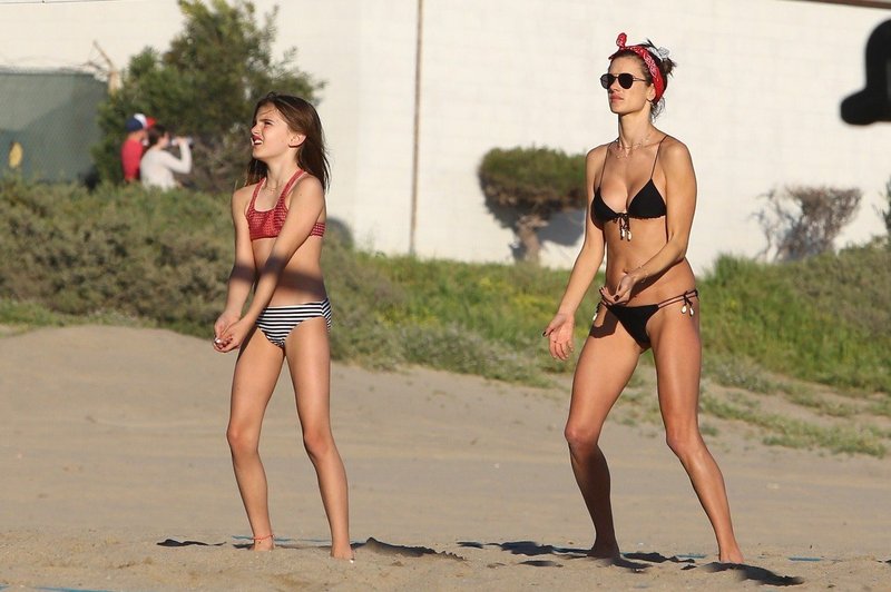 Alessandra Ambrosio v bikiniju na plaži igrala odbojko in požela val navdušenja (foto: Profimedia)