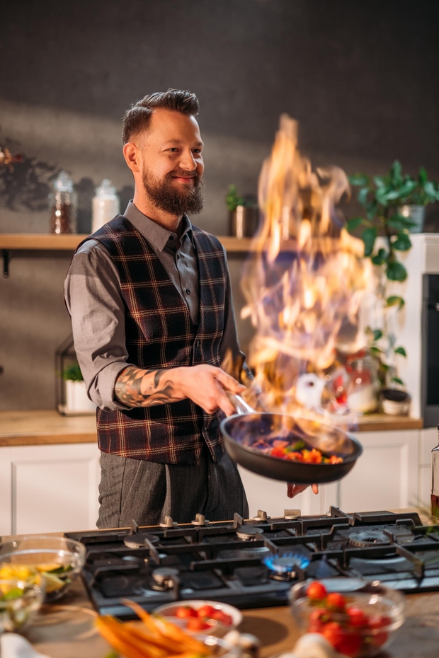 Kuharski mojster Bine Volčič se je že pred časom preselil na Goričko, kjer si je ustvaril svoj pravi kuharski raj …