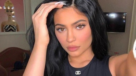 Kylie Jenner tarča kritik zaradi nenavadnega vzorca na obleki