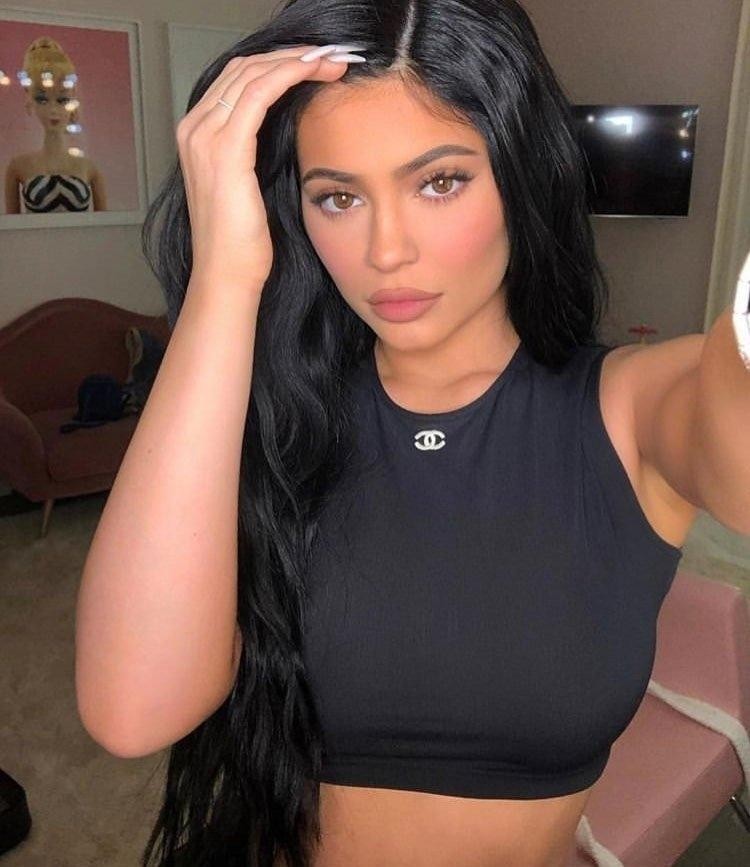 Ne le da je najmlajša milijarderka, Kylie Jenner je očitno pri svojih 21 letih tudi odlična kuharica. Mlada mamica kuha …