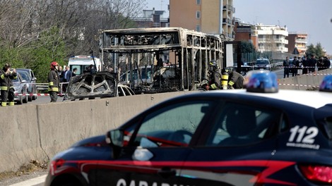Voznik v Italiji zažgal šolski avtobus z več kot 50 otroki