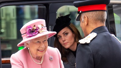 Kraljica Elizabeta ima drugačen odnos do Kate, kot ga ima do Meghan