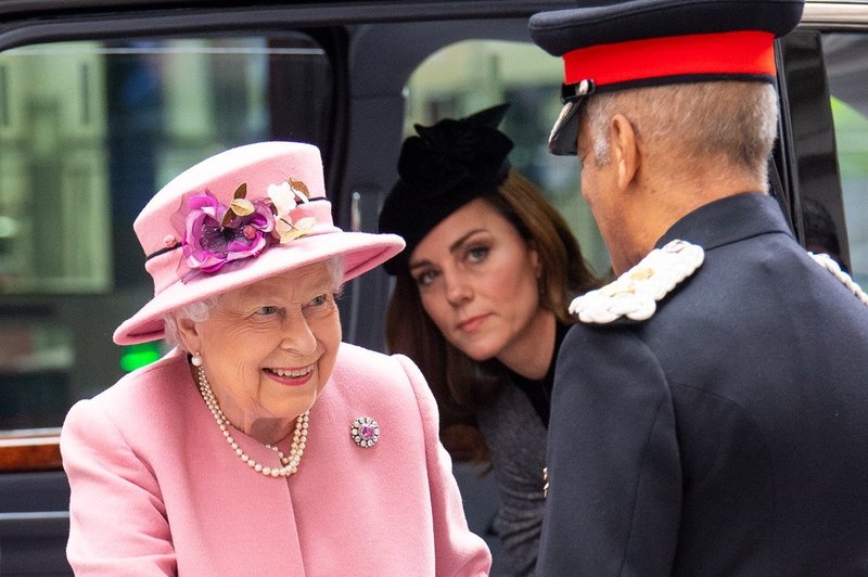 Kraljica Elizabeta ima drugačen odnos do Kate, kot ga ima do Meghan (foto: Profimedia)