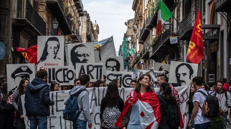 50.000 Italijanov v protest s transparenti proti mafiji